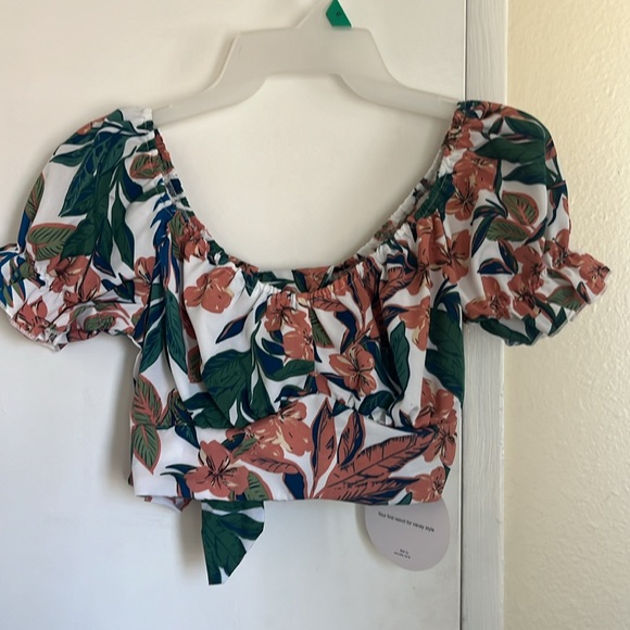 Never worn cute midriff shirt with a cute tie in the back. - Picture 5 of 8